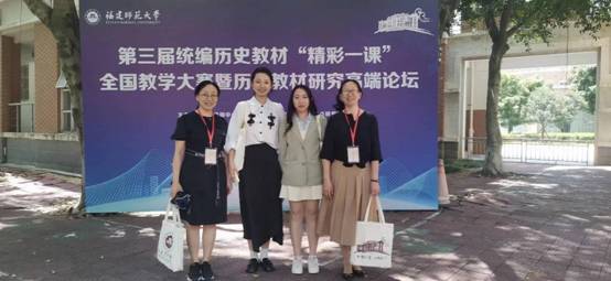 人们站在一起低可信度描述已自动生成