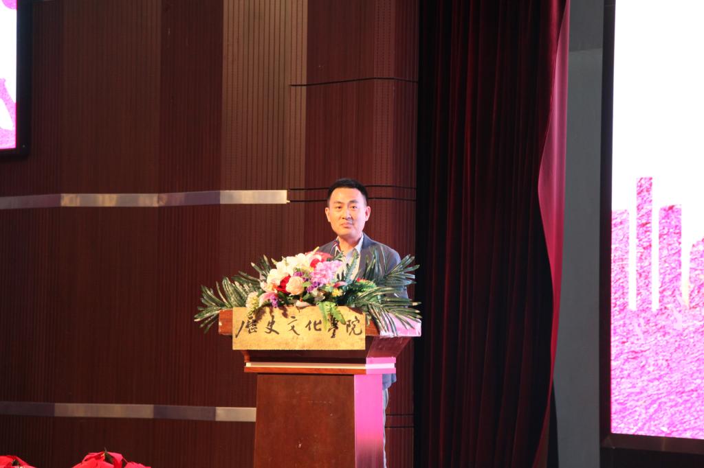 学院党委副书记李斌主持典礼