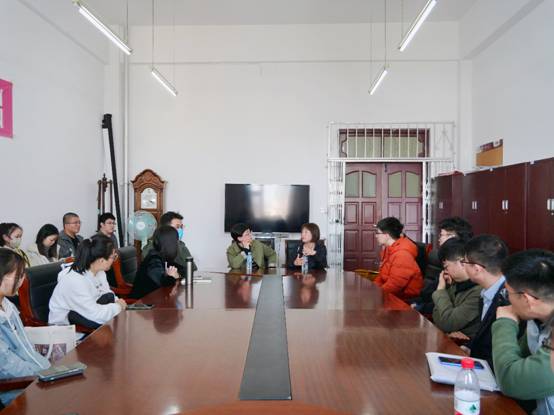 一群人在房间里描述已自动生成