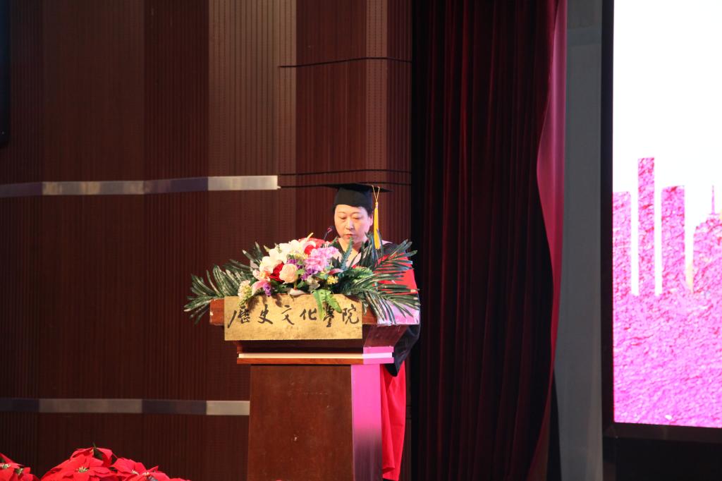 学院院长李淑娟宣读2018届研究生及本科生拟毕业名单